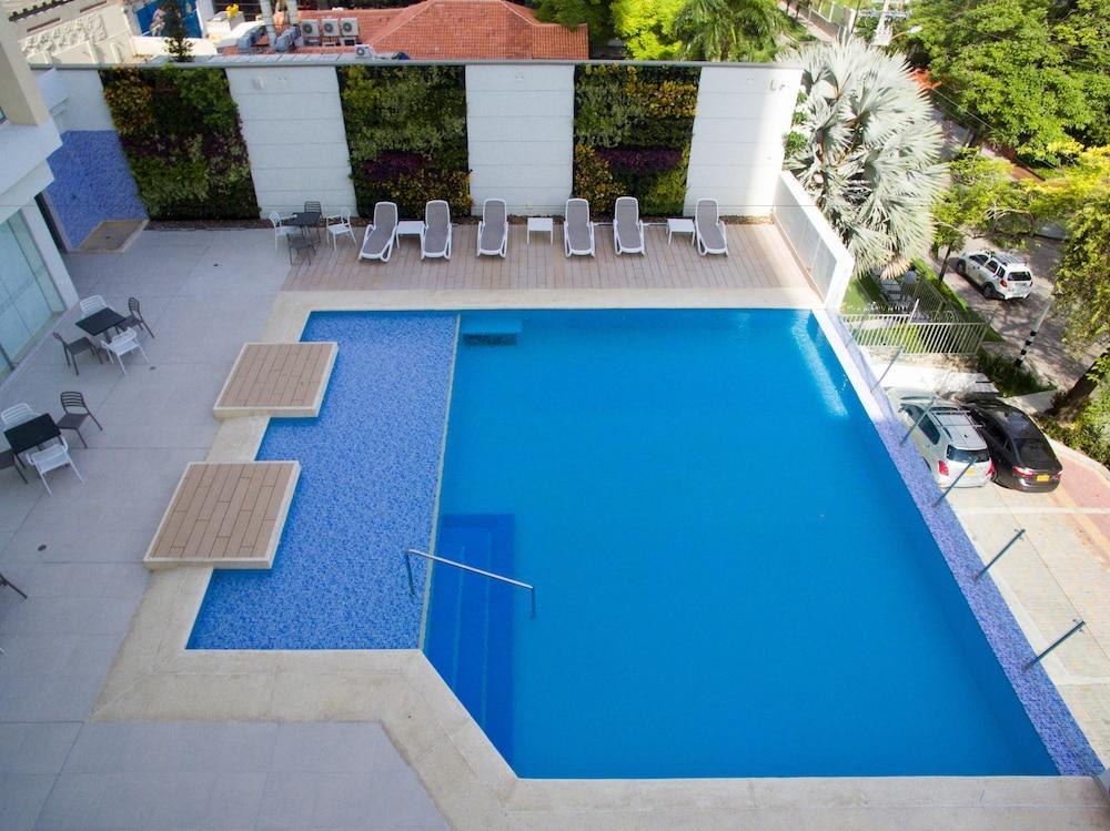 Hotel Barranquilla Plaza Exterior foto The swimming pool at the hotel