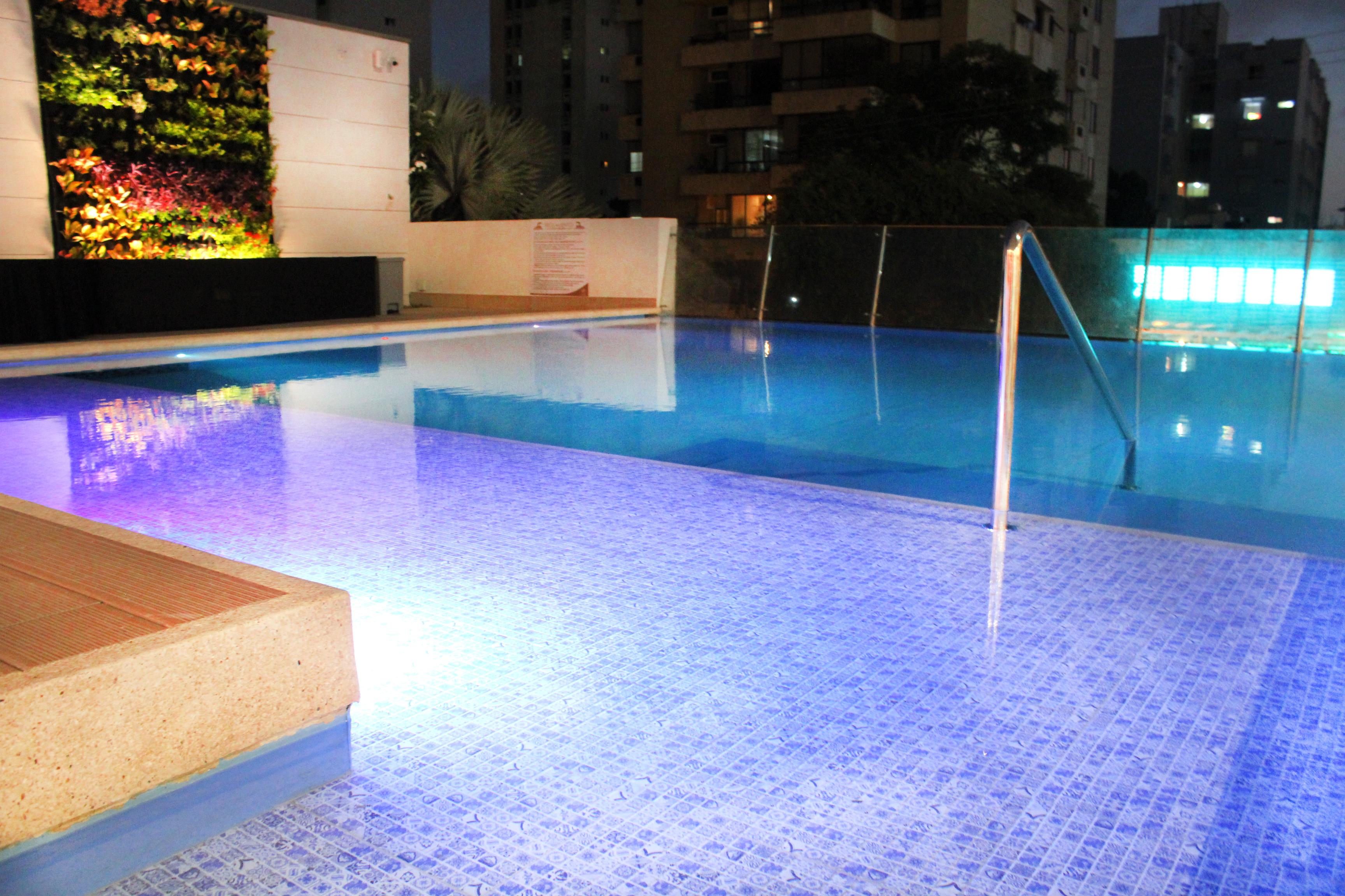 Hotel Barranquilla Plaza Exterior foto Infinity pool at night