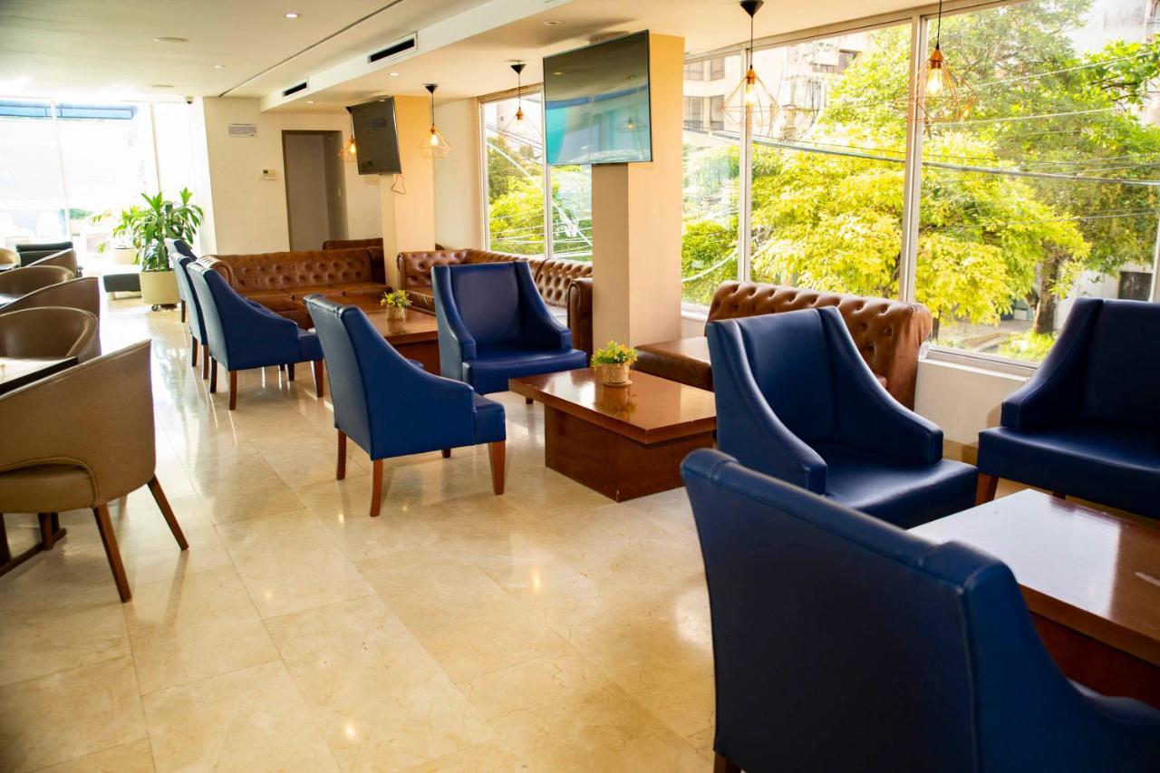Hotel Barranquilla Plaza Exterior foto The lounge at the airport