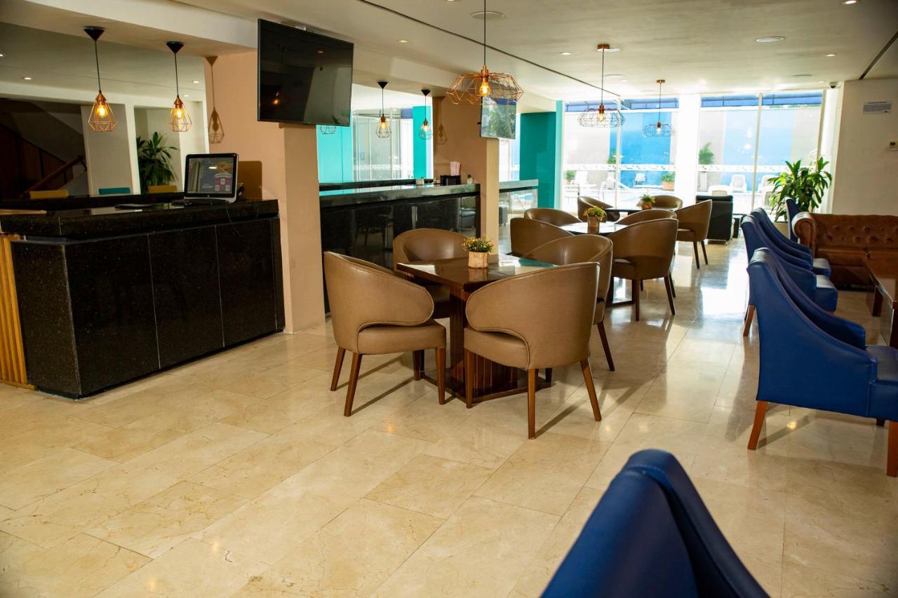 Hotel Barranquilla Plaza Exterior foto The lounge at the airport
