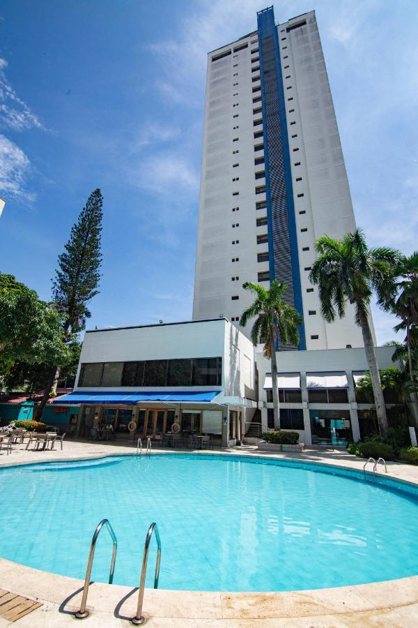 Hotel Barranquilla Plaza Exterior foto The swimming pool at the hotel