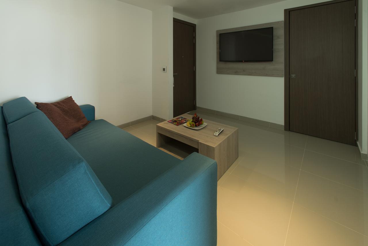 Hotel Barranquilla Plaza Exterior foto A living room in a suite at the hotel