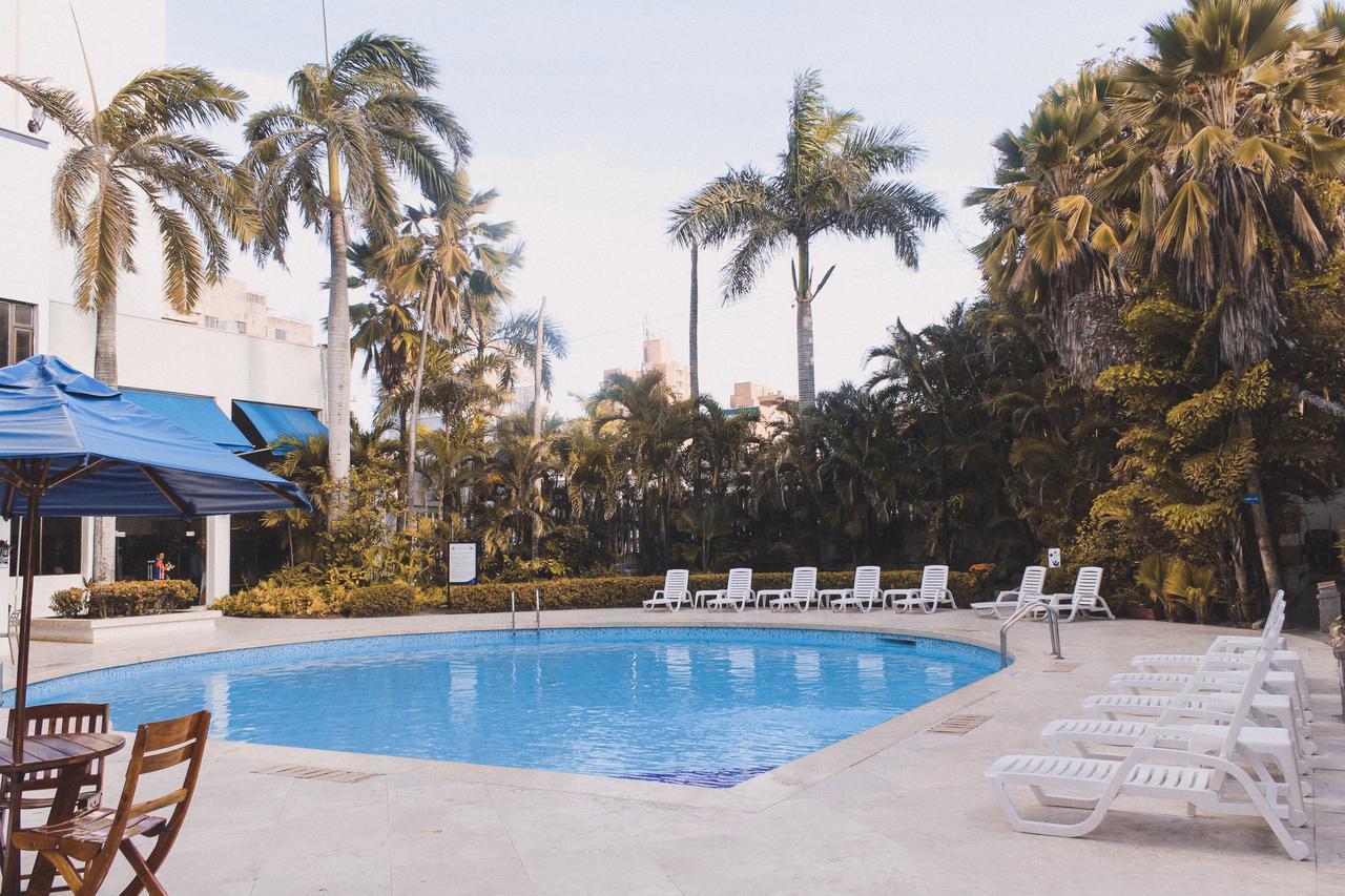 Hotel Barranquilla Plaza Exterior foto Swimming pool at the hotel